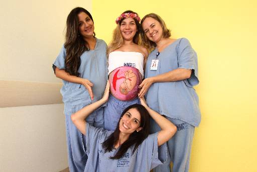 Equipe de enfermeiras obstetras do HMR é treinada para aplicar a arte gestacional, que é feita com tintas específicas para a pele. Foto: Marlon Diego/Esp.DP