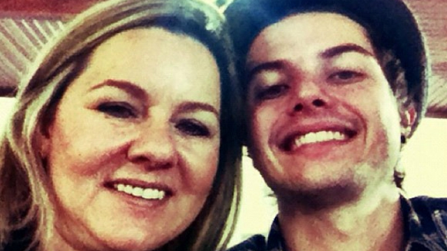 Pe Lanza com sua mãe, Leni de Cássia Lanza, que abriu um boletim de ocorrência contra o cantor e a namorada. Foto: Reprodução do Twitter./ Pe Lanza com sua mãe, Leni de Cássia Lanza, que abriu um boletim de ocorrência contra o cantor e a namorada. Foto: Reprodução do Twitter./