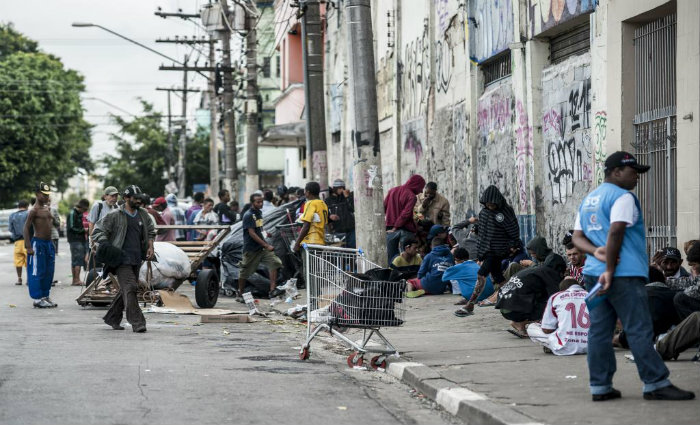 Eles também deixaram de ir a pé para o metrô desde a "mudança" de lugar da Cracolândia e agora pegam um ônibus até a estação. Foto: Marcelo Camargo/Agência Brasil/ Eles também deixaram de ir a pé para o metrô desde a "mudança" de lugar da Cracolândia e agora pegam um ônibus até a estação. Foto: Marcelo Camargo/Agência Brasil/