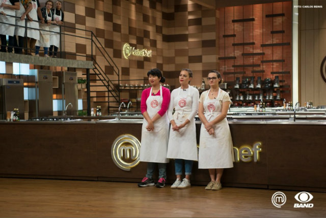 Os três destaques negativos da prova tiveram que cozinhar um PF para definir quem perderia o avental. Foto: Band/Divulgação/ Os três destaques negativos da prova tiveram que cozinhar um PF para definir quem perderia o avental. Foto: Band/Divulgação/