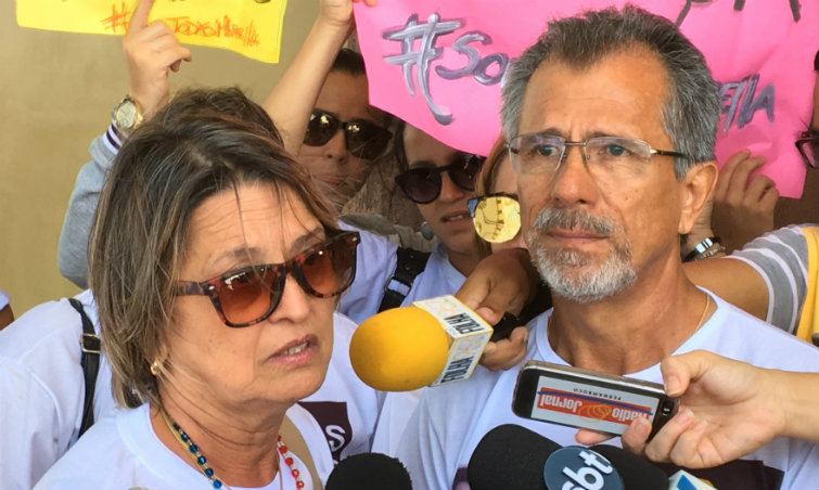 Na foto, a mãe e o pai de Mirella Sena, Suely Araújo e Wilson Araújo, após a audiência.
Foto: Mariana Fabrício/DP./Na foto, a mãe e o pai de Mirella Sena, Suely Araújo e Wilson Araújo, após a audiência.
Foto: Mariana Fabrício/DP.