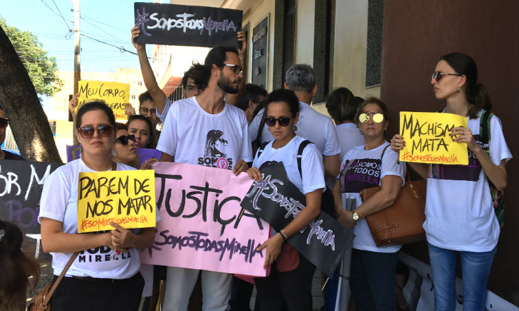 Um grupo de amigos se mobilizou em frente ao Fórum com cartazes contra o feminicídio e camisas com a frase "Somos todos Mirella".
Foto: Mariana Fabrício/DP.