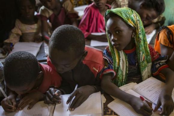 Milh&otilde;es de pessoas em todo o mundo podem escapar da pobreza se tiverem ao menos dois anos de ensino secund&aacute;rio afirma a Unesco. Foto: ONU/Marco Dormino/
