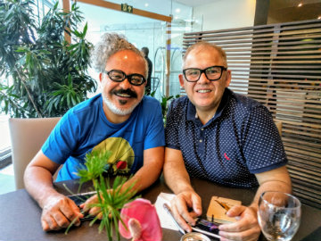 Fraga foi convidado por Lúcio Omena (à direita), presidente da Fundação de Cultura de Caruaru, para desenvolver a estampa. Foto: Lula Portela/Divulgação