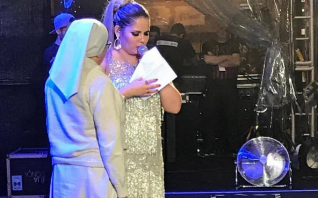 A irmã Maria do Rosário, representante da organização, recebeu das mãos da cantora um documento comprovando a transferência do dinheiro. Foto: Instagram/Reprodução/ A irmã Maria do Rosário, representante da organização, recebeu das mãos da cantora um documento comprovando a transferência do dinheiro. Foto: Instagram/Reprodução/