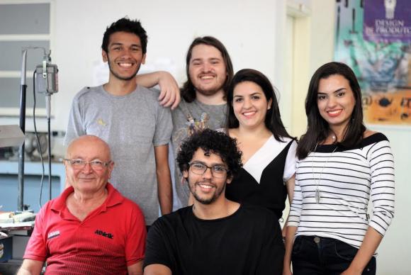 Os alunos Leonardo Ferreira, João Côrtes, Márcia Ferreira e Dayane Araújo; o técnico do laboratório de joias da universidade Cícero Mendonça o e estudante Alan Araújo. Foto: Emanoella Callou/UFCA/Divulgação/ Os alunos Leonardo Ferreira, João Côrtes, Márcia Ferreira e Dayane Araújo; o técnico do laboratório de joias da universidade Cícero Mendonça o e estudante Alan Araújo. Foto: Emanoella Callou/UFCA/Divulgação/