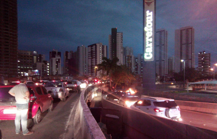 Bloqueio acontece na al&ccedil;a para a Avenida Desembargador Jos&eacute; Neves e na pr&oacute;pria Ernesto de Paula. Foto: Eduardo Figueir&ecirc;do/Cortesia/Bloqueio acontece na al&ccedil;a para a Avenida Desembargador Jos&eacute; Neves e na pr&oacute;pria Ernesto de Paula. Foto: Eduardo Figueir&ecirc;do/Cortesia