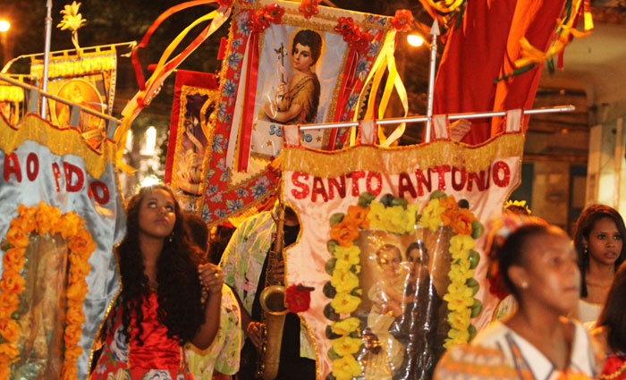 Doze agremia&ccedil;&otilde;es de comunidades de Recife, Olinda e Jaboat&atilde;o homenagearam os santos que fazem parte do ciclo festivo do m&ecirc;s de junho. Foto: Nando Chiappetta/DP/
