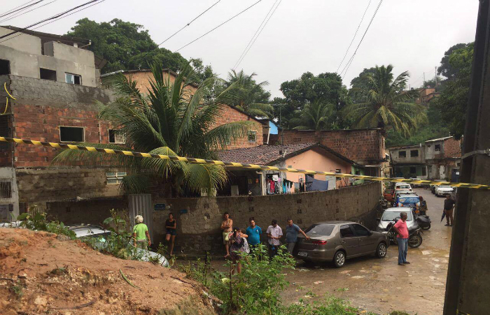 No dia 31 de maio deste ano, uma mulher de 37 anos e um adolescente de 14 anos morreram após o deslizamento de uma barreira no bairro de Dois Unidos, Zona Norte do Recife. Foto: Laís Leon/Esp. DP