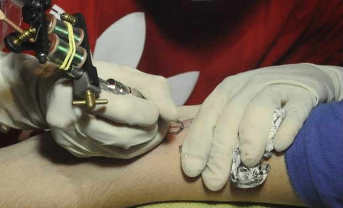 Serviços de tatuagens entraram na lista de atividades liberadas para as prefeituras cobrarem o imposto. Foto: Roberto Ramos/DP/