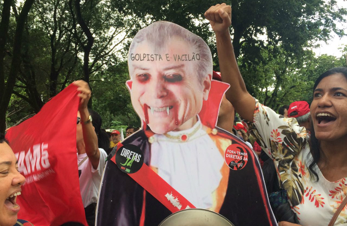 Manifestantes também pedem a saída imediata do presidente Michel Temer. Foto: Luiza Bessa/Esp. DP