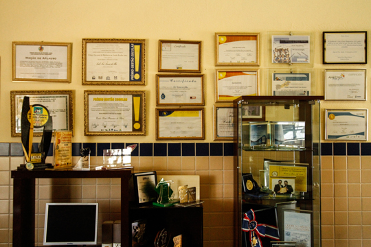 Certificados das conquistas da escola ficam exibidos na parede da instituição. Foto: Rafael Martins/DP