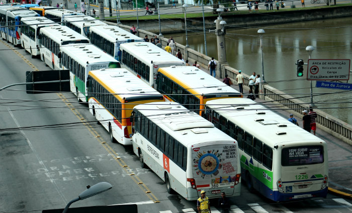 Na sexta-feira, quando foi realizada a Greve Geral contra a reforma trabalhista e da Previdência, ônibus pararam na Av. Conde da Boa Vista.
Foto: Thalita Tavares/DP./Na sexta-feira, quando foi realizada a Greve Geral contra a reforma trabalhista e da Previdência, ônibus pararam na Av. Conde da Boa Vista.
Foto: Thalita Tavares/DP.