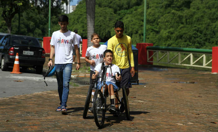 Durante a ação, Arthur Vinícius andou de bicicleta pela primeira vez. Foto: Julio Jacobina/DP/Foto: Julio Jacobina/DP