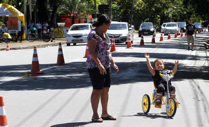 Há seis meses, Jaqueline de Albuquerque comprou um "maodalinho" para o filho Vinícius, de 3 anos.  Foto: Julio Jacobina/DP