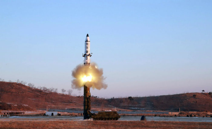 A Coreia do Norte realizou um novo disparo de míssil nesta terça-feira, no âmbito da aceleração de seu programa balístico, vinculado ao desenvolvimento da bomba atômica. Foto: KCNA via KNS/AFP / STR/ A Coreia do Norte realizou um novo disparo de míssil nesta terça-feira, no âmbito da aceleração de seu programa balístico, vinculado ao desenvolvimento da bomba atômica. Foto: KCNA via KNS/AFP / STR/