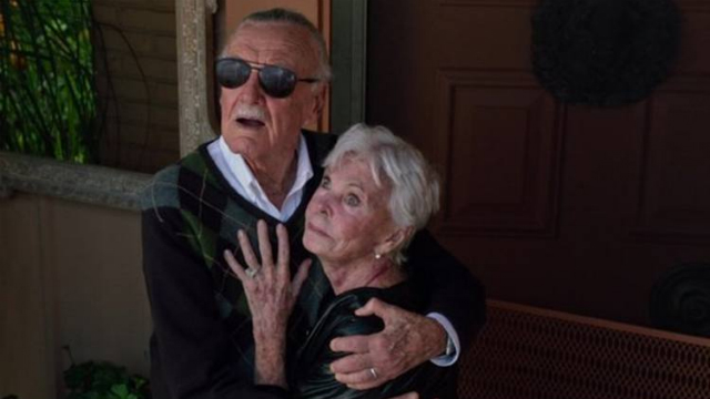 Joan Lee aparece ao lado do marido em cena de filme da Marvel, X-men: Apocalipse. Foto: 20th Century Fox/Reprodução/ Joan Lee aparece ao lado do marido em cena de filme da Marvel, X-men: Apocalipse. Foto: 20th Century Fox/Reprodução/