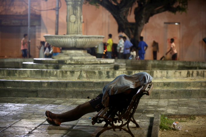 Moradores de rua improvisam prote&ccedil;&atilde;o para passar a noite de frio. Foto: Teresa Maia/DP/Moradores de rua improvisam prote&ccedil;&atilde;o para passar a noite de frio. Foto: Teresa Maia/DP
