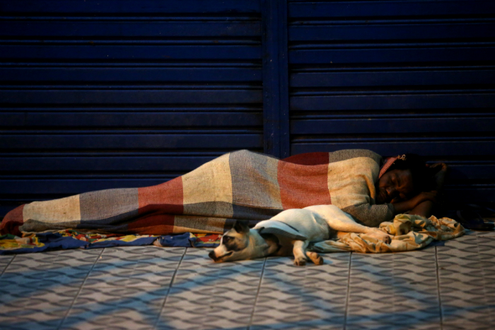 José Reis, 52 anos. "Quando chove em uma marquise, troco de lugar. E passo a noite assim. Durmo pouco". Foto: Teresa Maia/DP