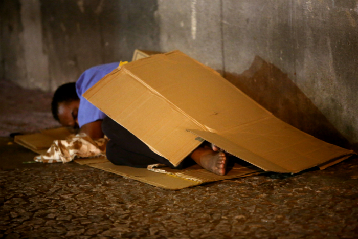 Ricardo da Silva, 35 anos. "Nos dias mais frios a gente se encolhe e bate os dentes. De meia noite em diante vai ficando mais frio. Vira rotina. Tem que se acostumar". Foto: Teresa Maia/DP