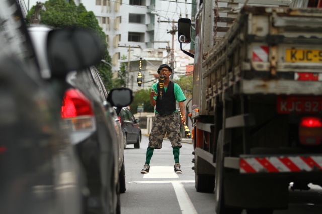 O malabarista Denis Vieira leva 'minuto de arte no caos da cidde'. Foto: Gabriel Melo/Esp.DP./