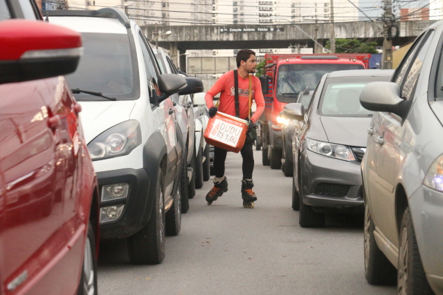 Sobre patins, Técio vende cerca de 200 dudus por dia. Foto: Gabriel Melo/Esp.DP.