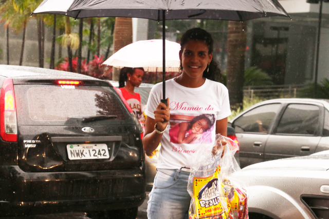 Dias de chuva ajudam a vender pipoca, pois o trânsito fica mais parado. Foto: Gabriel Melo/Esp.DP.