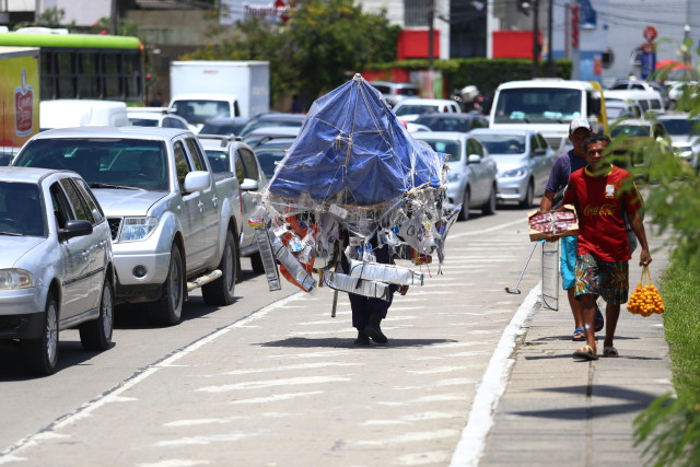 Autodidata, Mário só fez até a quarta série, mas lê clássicos da literatura mundial. Foto: Peu Ricardo/DP.