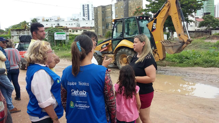 Equipe social da Cehab em Jardim Fragoso. Foto: Cehab/Divulga&ccedil;&atilde;o/Equipe social da Cehab em Jardim Fragoso. Foto: Cehab/Divulga&ccedil;&atilde;o
