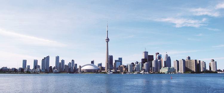 A CN Tower, de 553 metros de altura, é um ponto de observação mundialmente conhecido e a atração turística mais visitada do Canadá