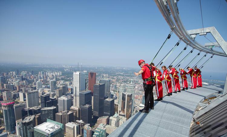 Libere a adrenalina ao caminhar na parte externa no topo da CN Tower, em Toronto (foto: EdgeWalk/Divulgacao)