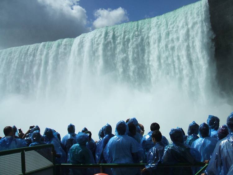O lado canadense das Cataratas do Niágara fica a 120 quilômetros de Toronto (foto: Silas Scalioni/EM/D.A Press -26/8/10)
