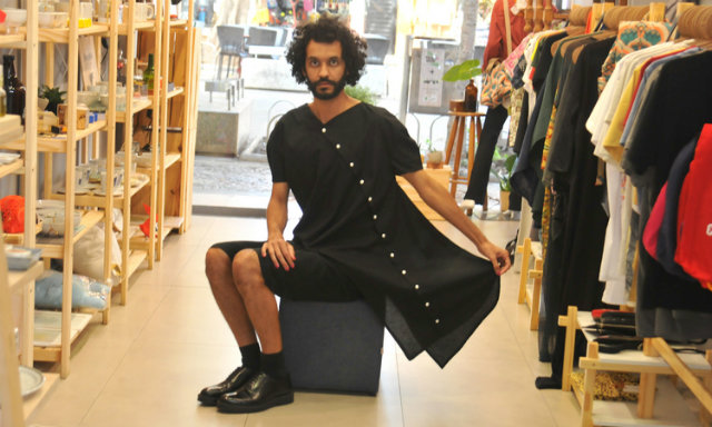 O designer de moda João Paulo Souza lança nesta semana a grife A João. Para ele, vestido é peça única e saia e bermuda, inferiores (Foto: Jair Amaral/EM/D.A Press)/