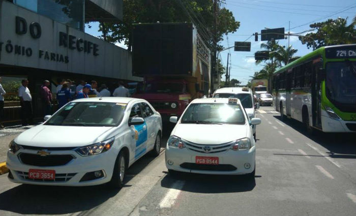 Taxistas fazem carreata contra Táxi Metropolitano e Uber. Foto: Tatiana Ferreira/ DP/