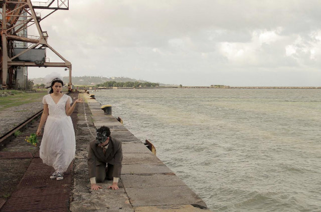 Seriado faz alusão a clipe de Mundo Livre S/A, com a filha de Chico Science, a atriz Louise França, vestida de noiva. Foto: João Lucas/Divulgação/ Seriado faz alusão a clipe de Mundo Livre S/A, com a filha de Chico Science, a atriz Louise França, vestida de noiva. Foto: João Lucas/Divulgação/