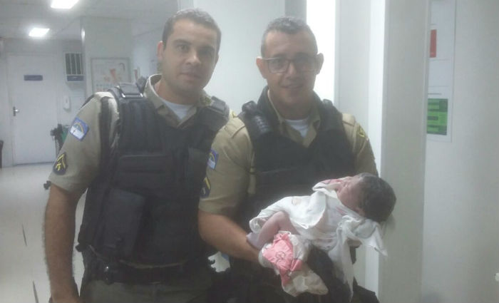 PMs fazem parto na Rua Imperial. Foto: PM/ Divulga&ccedil;&atilde;o/