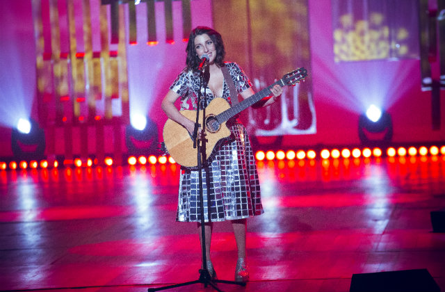 Clarice faz piada com os tradicionais especiais de Natal e de fim de ano da TV. Foto: Netflix/Divulga&ccedil;&atilde;o/