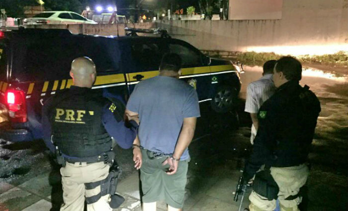 Irmãos são presos com carro de luxo roubado em Igarassu. Foto: PRF/ Divulgação