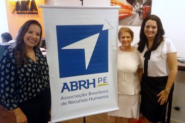 Adriana Cavalcanti (E), Vânia Portela (C) e Fabiana Soares, assessora da presidência da ABRH-PE. Foto: divulgação 