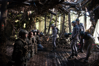 Núcleo de humanos contracena com os atores responsáveis pela performance dos símios do filme. Foto: 20th Century Fox/Divulgação/ Núcleo de humanos contracena com os atores responsáveis pela performance dos símios do filme. Foto: 20th Century Fox/Divulgação/