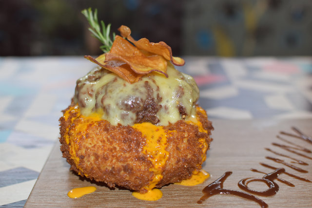 Uma das opções é o Hambúrguer do Johnny (hambúrguer de picanha com bacon, queijo muçarela derretido sobre pão empanado e recheado com cheedar, R$ 28,90). Foto: Janela Comunicação /Divulgação/ Uma das opções é o Hambúrguer do Johnny (hambúrguer de picanha com bacon, queijo muçarela derretido sobre pão empanado e recheado com cheedar, R$ 28,90). Foto: Janela Comunicação /Divulgação/