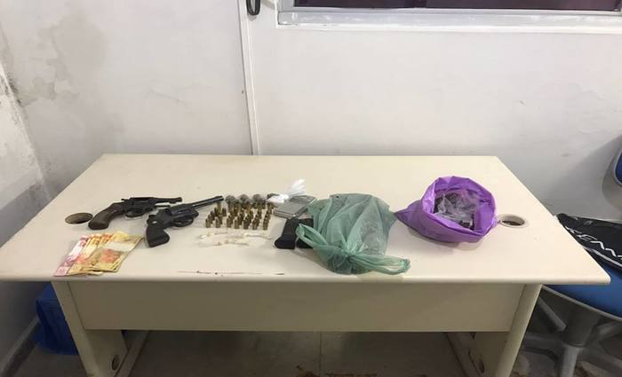 Com o trio, foram apreendidas duas armas de fogo calibre 38 e calibre 32, 28 munições, 1 kg de maconha prensada em barra e 28 papelotes da droga. Foto: Polícia Civil de Pernambuco/Divulgação/Com o trio, foram apreendidas duas armas de fogo calibre 38 e calibre 32, 28 munições, 1 kg de maconha prensada em barra e 28 papelotes da droga. Foto: Polícia Civil de Pernambuco/Divulgação Com o trio, foram apreendidas duas armas de fogo calibre 38 e calibre 32, 28 munições, 1 kg de maconha prensada em barra e 28 papelotes da droga. Foto: Polícia Civil de Pernambuco/Divulgação/Com o trio, foram apreendidas duas armas de fogo calibre 38 e calibre 32, 28 munições, 1 kg de maconha prensada em barra e 28 papelotes da droga. Foto: Polícia Civil de Pernambuco/Divulgação