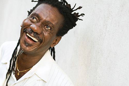 O cortejo levando o corpo do cantor foi seguido a pé por um grupo de músicos desde a quadra da escola de samba até o cemitério do Catumbi. Foto: Divulgação