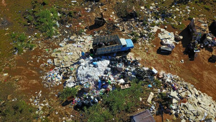 Imagens feitas por drone mostram Parque Burle Marx tomado por entulhos. No detalhe, catadores se estabelecem no local. Foto: Breno Fortes/CB/ Imagens feitas por drone mostram Parque Burle Marx tomado por entulhos. No detalhe, catadores se estabelecem no local. Foto: Breno Fortes/CB/