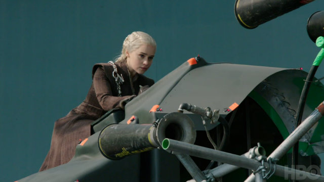 Os momentos em que Daenerys voa com Drogon foram registrados em um estúdio, com a ajuda de chroma key. Foto: YouTube/Reprodução/ Os momentos em que Daenerys voa com Drogon foram registrados em um estúdio, com a ajuda de chroma key. Foto: YouTube/Reprodução/