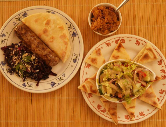 Tiago e Caio resolveram abrir a própria casa de quinta a domingo para servir pratos tradicionais como shawarmas nas versões falafel, carne e frango. Foto: Arquivo Rihan/Divulgação