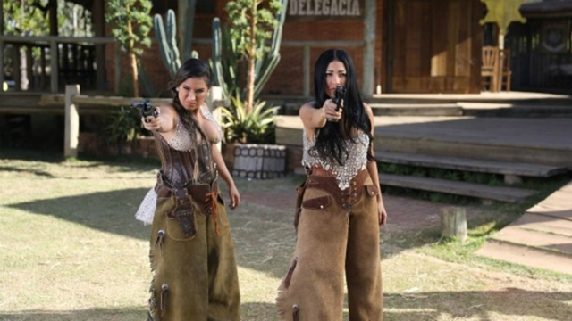 No clipe Regime Fechado, a dupla &eacute; procurada viva ou morta na cidade cenogr&aacute;fica. Foto: Universal Music/ Divulga&ccedil;&atilde;o/