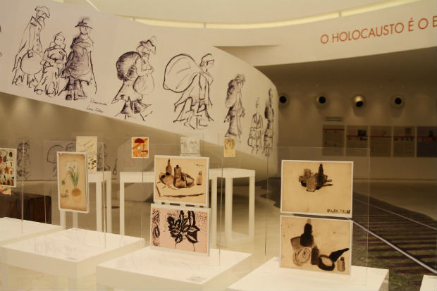 Reprodu&ccedil;&otilde;es dos desenhos das garotas que passaram pelo Quarto 28 s&atilde;o exibidas ao p&uacute;blico junto com a r&eacute;plica de um dos quartos do campo de concentra&ccedil;&atilde;o. Cr&eacute;dito: J&uacute;lio Jacobina/DP/