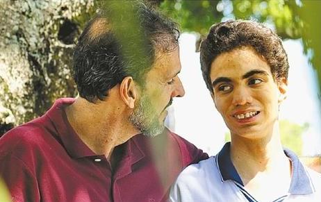 Matheus Mattos aprendeu a se comunicar no centro educacional bil&iacute;ngue para surdos.
Foto: Thalita Tavares/DP.