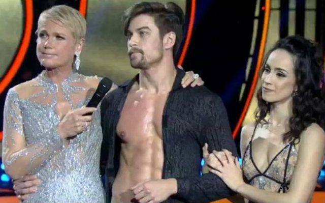 Raphael Sander competia em parceria com a dançarina Nay Fernandes e apresentou o clássico My heart will go on, de Celine Dion. Foto: Record/Reprodução/